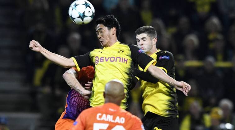 Fussball, UEFA Champions League, Herren, Saison 2017 2018, Gruppe H, 4. Spieltag, Signal Iduna Park Dortmund, Bor. Dortmund (gelb) - APOEL Nikosia (orange); Shinji Kagawa (BVB), Christian Pulisic (BVB), Aktion.