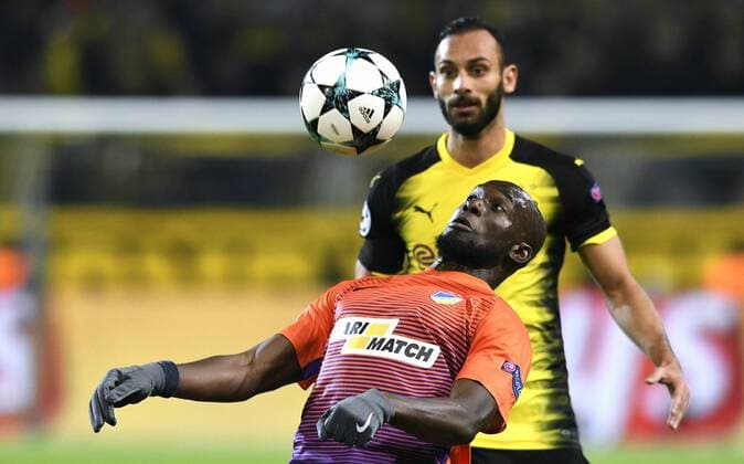 Fussball, UEFA Champions League, Herren, Saison 2017 2018, Gruppe H, 4. Spieltag, Signal Iduna Park Dortmund, Bor. Dortmund (gelb) - APOEL Nikosia (orange); Ömer Toprak (BVB), Mickael Pote (APOEL), Aktion.