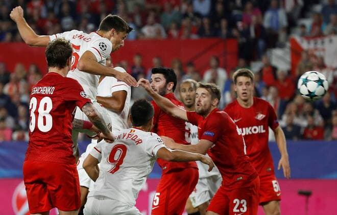 Sevilla s Clement Lenglet (L) scores a goal during the UEFA Champions League 4th round groups phase match between Sevilla and Spartak Moscow at the Sanchez Pizjuan stadium in Seville, Andalusia, Spain, 01 November 2017. Sevilla vs. Spartak Moscow !ACHTUNG: NUR REDAKTIONELLE NUTZUNG!  Copyright: xJULIOxMUÑOZx SEV005 20171101-636451686702860209