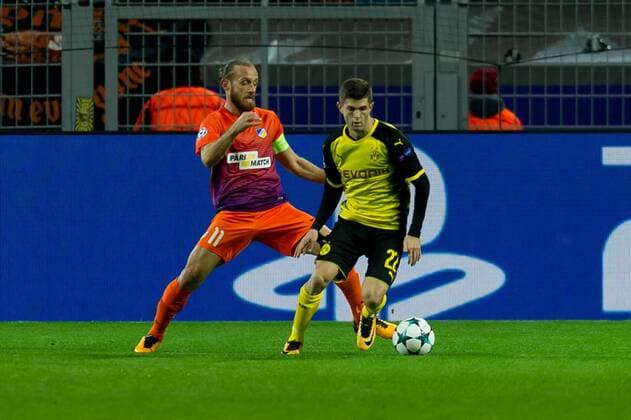 Dortmund, Germany 01.11.2017, UEFA Champions League - 2017 18 Season, Gruppenphase - Gruppe H -4. Spieltag, Borussia Dortmund - APOEL Nikosia, Nektarios Alexandrou (Nikosia) und Christian Pulisic (BVB) im Zweikampf ( DeFodi053