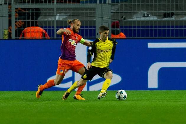 Dortmund, Germany 01.11.2017, UEFA Champions League - 2017 18 Season, Gruppenphase - Gruppe H -4. Spieltag, Borussia Dortmund - APOEL Nikosia, Nektarios Alexandrou (Nikosia) und Christian Pulisic (BVB) im Zweikampf ( DeFodi053