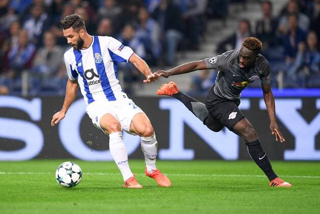 FUSSBALL CHAMPIONS LEAGUE SAISON 2017 2018 GRUPPENPHASE FC Porto - RB Leipzig 01.11.2017 Felipe (li, FC Porto) gegen Jean-Kevin Augustin (re, RB Leipzig) Porto