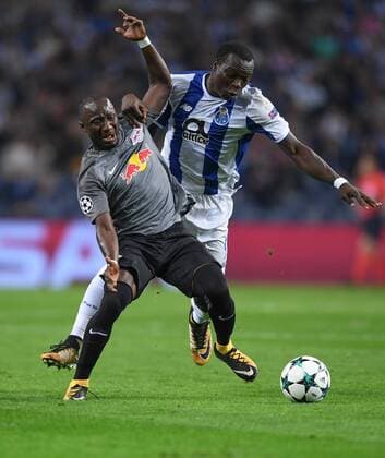 FUSSBALL CHAMPIONS LEAGUE SAISON 2017 2018 GRUPPENPHASE FC Porto - RB Leipzig 01.11.2017 Naby Deco Keita (li, RB Leipzig) gegen Vincent Aboubakar (re, FC Porto) Porto