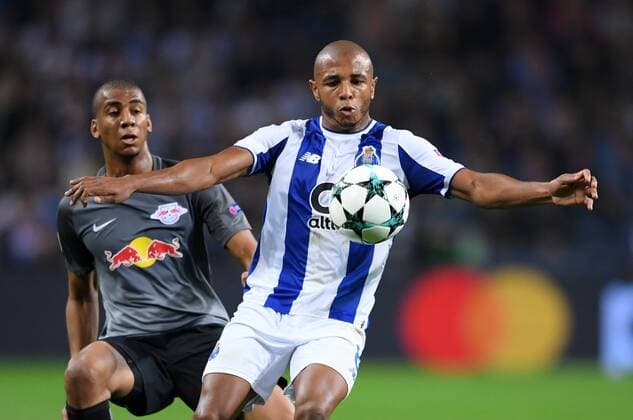FUSSBALL CHAMPIONS LEAGUE SAISON 2017 2018 GRUPPENPHASE FC Porto - RB Leipzig 01.11.2017 Yacine Brahimi (re, FC Porto) gegen Bernardo Fernandes da Silva Junior (li, RB Leipzig) Porto