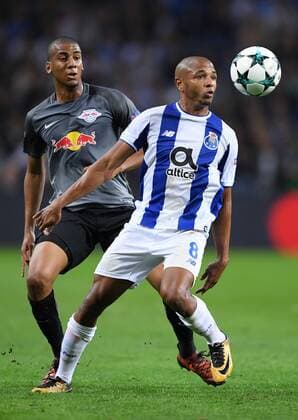 FUSSBALL CHAMPIONS LEAGUE SAISON 2017 2018 GRUPPENPHASE FC Porto - RB Leipzig 01.11.2017 Yacine Brahimi (re, FC Porto) gegen Bernardo Fernandes da Silva Junior (li, RB Leipzig) Porto