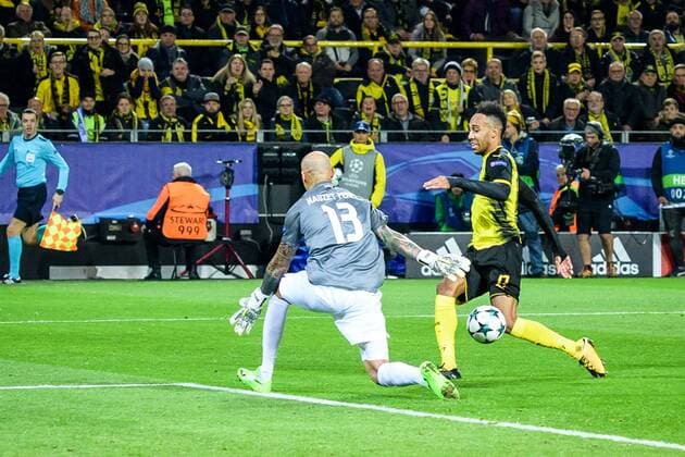 Pierre-Emerick Aubameyang (Borussia Dortmund 17) vergibt frei vor Nauzet (Apoel FC 13) beim Champions League Spiel zwischen Borussia Dortmund und Apoel FC am 01.11.2017, Dortmund Copyright: xSchuelerx xEibnerx-xPressefotox EP_EER