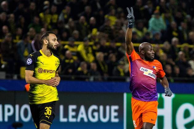GER, UEFA CL, Borussia Dortmund (GER) vs Apoel Nikosia (CYP) 01.11.2017, Signal Iduna Park, Dortmund, GER, UEFA CL, Borussia Dortmund (GER) vs Apoel Nikosia (CYP), im Bild picture shows Oemer Toprak (Borussia Dortmund 36) mit Mickael Pote (Apoel Nikosia 8),