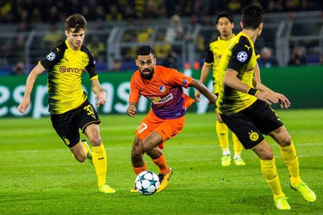 GER, UEFA CL, Borussia Dortmund (GER) vs Apoel Nikosia (CYP) 01.11.2017, Signal Iduna Park, Dortmund, GER, UEFA CL, Borussia Dortmund (GER) vs Apoel Nikosia (CYP), im Bild picture shows Ghayas Zahid (Apoel Nikosia 17) setzt sich gegen Raphael Guerreiro (Borussia Dortmund 13) durch,