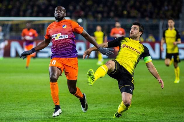 GER, UEFA CL, Borussia Dortmund (GER) vs Apoel Nikosia (CYP) 01.11.2017, Signal Iduna Park, Dortmund, GER, UEFA CL, Borussia Dortmund (GER) vs Apoel Nikosia (CYP), im Bild picture shows Sokratis (Borussia Dortmund 25) gegen Mickael Pote (Apoel Nikosia 8),