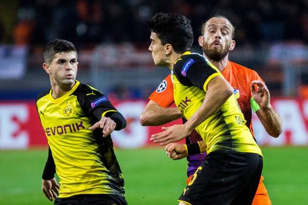 GER, UEFA CL, Borussia Dortmund (GER) vs Apoel Nikosia (CYP) 01.11.2017, Signal Iduna Park, Dortmund, GER, UEFA CL, Borussia Dortmund (GER) vs Apoel Nikosia (CYP), im Bild picture shows Christian Pulisic (Borussia Dortmund 22) mit Marc Bartra (Borussia Dortmund 5) gegen Nektarios Alexandrou (Apoel Nikosia 11),