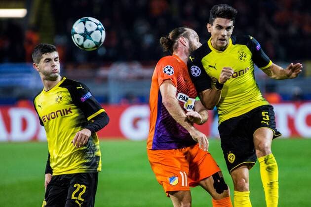 GER, UEFA CL, Borussia Dortmund (GER) vs Apoel Nikosia (CYP) 01.11.2017, Signal Iduna Park, Dortmund, GER, UEFA CL, Borussia Dortmund (GER) vs Apoel Nikosia (CYP), im Bild picture shows Christian Pulisic (Borussia Dortmund 22) mit Marc Bartra (Borussia Dortmund 5) gegen Nektarios Alexandrou (Apoel Nikosia 11),