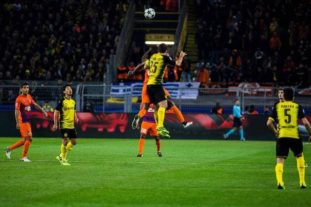 GER, UEFA CL, Borussia Dortmund (GER) vs Apoel Nikosia (CYP) 01.11.2017, Signal Iduna Park, Dortmund, GER, UEFA CL, Borussia Dortmund (GER) vs Apoel Nikosia (CYP), im Bild picture shows Sokratis (Borussia Dortmund 25) gegen Mickael Pote (Apoel Nikosia 8),