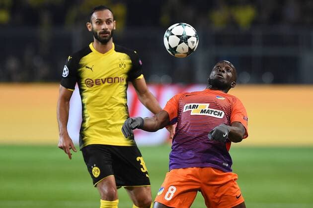 Fußball Champions League Gruppenphase Borussia Dortmund - APOEL Nikosia am 01.11.2017 im Signal Iduna Park in Dortmund Mickael Pote ( Nikosia ), vorne - Ömer Toprak ( Dortmund ), hinten