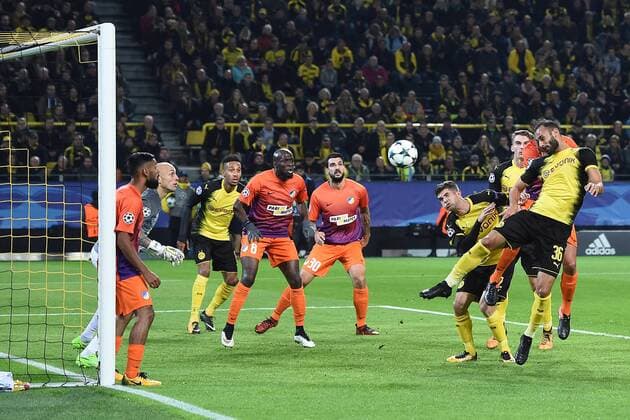 Fußball Champions League Gruppenphase Borussia Dortmund - APOEL Nikosia am 01.11.2017 im Signal Iduna Park in Dortmund Kopfball durch Ömer Toprak ( Dortmund ), rechts