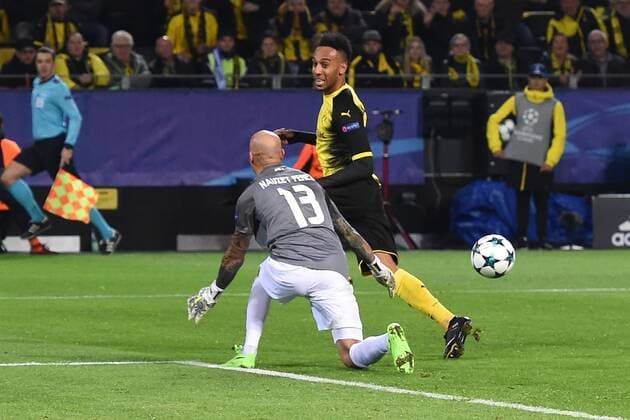 Fußball Champions League Gruppenphase Borussia Dortmund - APOEL Nikosia am 01.11.2017 im Signal Iduna Park in Dortmund Nauzet Perez ( Nikosia ), vorne - Pierre-Emerick Aubameyang ( Dortmund ), hinten