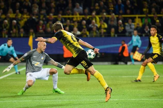 GER, UEFA CL, Borussia Dortmund (GER) vsÊApoel FC (CYP) 01.11.2017, Signal Iduna Park, Dortmund, Group stage, Gruppe H, GER, UEFA CL, Borussia Dortmund (GER) vsÊApoel FC (CYP), im Bild Pass Passspiel Maximilian Philipp ( 20 Dortmund) auf Pierre-Emerick Aubameyang ( 17 Dortmund)