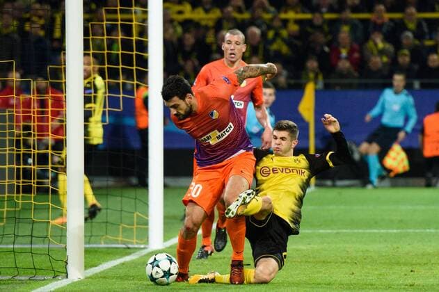 GER, UEFA CL, Borussia Dortmund (GER) vsÊApoel FC (CYP) 01.11.2017, Signal Iduna Park, Dortmund, Group stage, Gruppe H, GER, UEFA CL, Borussia Dortmund (GER) vsÊApoel FC (CYP), im Bild Zweikampf zwischen Giorgos Merkis ( 30 Apoel) und Maximilian Philipp ( 20 Dortmund)