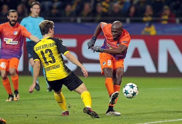 01.11.2017, xovx, Fussball Champions League, Borussia Dortmund - APOEL Nikosia, emspor, v.l. Raphael Guerreiro (Borussia Dortmund), Mickael Pote (APOEL Nikosia) mit dem Tor zum 1:1, Aktion. Dortmund