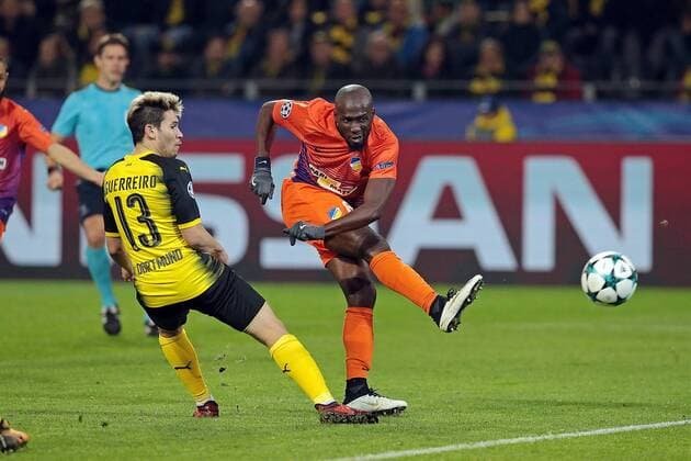 01.11.2017, xovx, Fussball Champions League, Borussia Dortmund - APOEL Nikosia, emspor, v.l. Raphael Guerreiro (Borussia Dortmund), Mickael Pote (APOEL Nikosia) mit dem Tor zum 1:1, Aktion. Dortmund