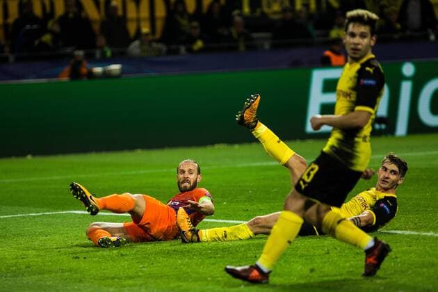 GER, UEFA CL, Borussia Dortmund (GER) vs Apoel Nikosia (CYP) 01.11.2017, Signal Iduna Park, Dortmund, GER, UEFA CL, Borussia Dortmund (GER) vs Apoel Nikosia (CYP), im Bild picture shows Nektarios Alexandrou (Apoel Nikosia 11) rauscht mit Maximilian Philipp (Borussia Dortmund 20) am Ball vorbei,
