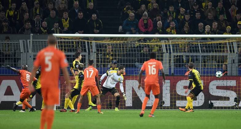 Bilder des Tages - SPORT 01.11.2017, Fussball Champions League, Saison 2017 2018, Vorrunde, 4. Spieltag, Borussia Dortmund - APOEL Nikosia, Mickael Pote (Apoel Nikosia), links, erzielt gegen Torwart Roman Buerki, Roman Bürki (Borussia Dortmund) das Tor zum 1:1