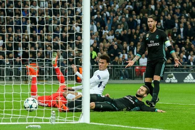 Themen der Woche - SPORT Bilder des Tages - SPORT London, England 01.11.2017, UEFA Champions League - 2017 18 Season, Gruppenphase - Gruppe H -4. Spieltag, Tottenham Hotspur - Real Madrid, Tor zum 1:0 Torschuetze Dele Alli (THS) Nacho (Real Madrid) Torwart Kiko Casilla (Real Madrid) im Zweikampf, Sergio Ramos (Real Madrid) guckt ( DeFodi048
