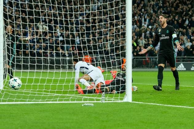 London, England 01.11.2017, UEFA Champions League - 2017 18 Season, Gruppenphase - Gruppe H -4. Spieltag, Tottenham Hotspur - Real Madrid, Tor zum 1:0 Torschuetze Dele Alli (THS) Nacho (Real Madrid) Torwart Kiko Casilla (Real Madrid) im Zweikampf, Sergio Ramos (Real Madrid) guckt ( DeFodi048