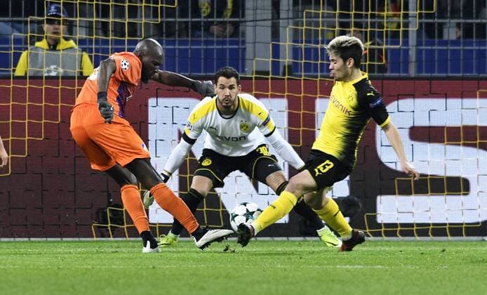 Fussball, UEFA Champions League, Herren, Saison 2017 2018, Gruppe H, 4. Spieltag, Signal Iduna Park Dortmund, Bor. Dortmund (gelb) - APOEL Nikosia (orange); Mickael Pote (APOEL) erzielt das Tor zum 1:1 Ausgleich gegen Roman Bürki (BVB), Raphael Guerreiro (BVB), Aktion.