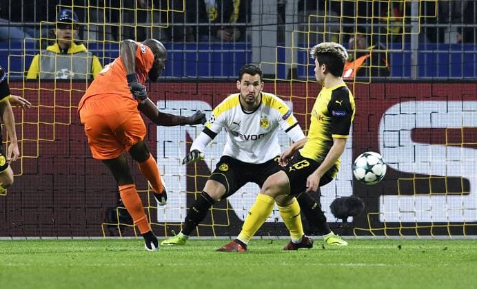 Fussball, UEFA Champions League, Herren, Saison 2017 2018, Gruppe H, 4. Spieltag, Signal Iduna Park Dortmund, Bor. Dortmund (gelb) - APOEL Nikosia (orange); Mickael Pote (APOEL) erzielt das Tor zum 1:1 Ausgleich gegen Roman Bürki (BVB), Raphael Guerreiro (BVB), Aktion.
