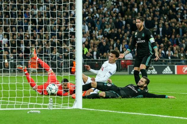 Bilder des Tages - SPORT London, England 01.11.2017, UEFA Champions League - 2017 18 Season, Gruppenphase - Gruppe H -4. Spieltag, Tottenham Hotspur - Real Madrid, Tor zum 1:0 Torschuetze Dele Alli (THS) Nacho (Real Madrid) Torwart Kiko Casilla (Real Madrid) im Zweikampf, Sergio Ramos (Real Madrid) guckt ( DeFodi048