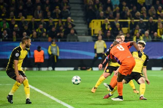 GER, UEFA CL, Borussia Dortmund (GER) vsÊApoel FC (CYP) 01.11.2017, Signal Iduna Park, Dortmund, Group stage, Gruppe H, GER, UEFA CL, Borussia Dortmund (GER) vsÊApoel FC (CYP), im Bild Zweikampf zwischen Mickael Pote ( 8 Apoel) und Raphael Adelino Jose Guerreiro ( 13 Dortmund), Oemer Toprak ( 36 Dortmund) Torschuss zum 1-1 Ausgleich Apoel