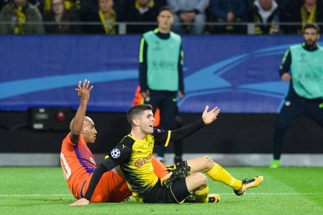 Bilder des Tages - SPORT GER, UEFA CL, Borussia Dortmund (GER) vsÊApoel FC (CYP) 01.11.2017, Signal Iduna Park, Dortmund, Group stage, Gruppe H, GER, UEFA CL, Borussia Dortmund (GER) vsÊApoel FC (CYP), im Bild Zweikampf zwischen Christian Pulisic ( 22 Dortmund) und Carlao ( 50 Apoel)