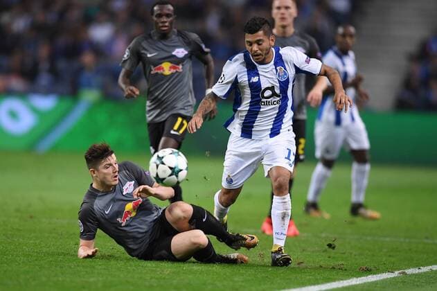 FUSSBALL CHAMPIONS LEAGUE SAISON 2017 2018 GRUPPENPHASE FC Porto - RB Leipzig 01.11.2017 Marcel Sabitzer (li, RB Leipzig) gegen Jesus Corona (re, FC Porto) Porto