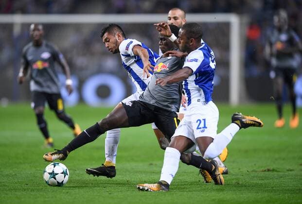 FUSSBALL CHAMPIONS LEAGUE SAISON 2017 2018 GRUPPENPHASE FC Porto - RB Leipzig 01.11.2017 Bruma (Mitte, RB Leipzig) gegen Jesus Corona (hinten) und Ricardo (re, beide FC Porto) Porto
