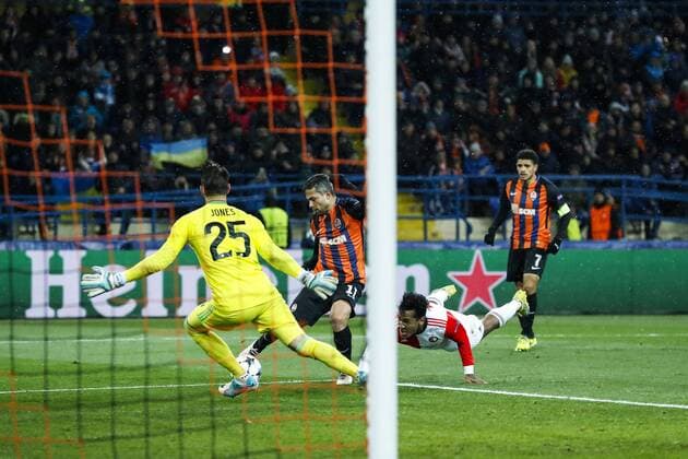 (l-r) keeper Brad Jones of Feyenoord, Marlos of FC Shakhtar Donetsk, Renato Tapia of Feyenoord, Taison of FC Shakhtar Donetsk during the UEFA Champions League group F match between Shakhtar Donetsk and Feyenoord Rotterdam at Metalist Stadium on November 01, 2017 in Kharkiv, Ukraine UEFA Champions League 2017 2018 xVIxVIxImagesx xMauricexvanxSteenxIVx 9183638