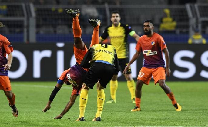 Bilder des Tages - SPORT Fussball, UEFA Champions League, Herren, Saison 2017 2018, Gruppe H, 4. Spieltag, Signal Iduna Park Dortmund, Bor. Dortmund (gelb) - APOEL Nikosia (orange); Andrey Yarmolenko (BVB), Carlao (APOEL), Aktion.