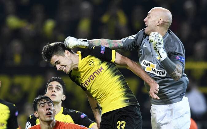 Themen der Woche - SPORT Bilder des Tages - SPORT Fussball, UEFA Champions League, Herren, Saison 2017 2018, Gruppe H, 4. Spieltag, Signal Iduna Park Dortmund, Bor. Dortmund (gelb) - APOEL Nikosia (orange); Nauzet Perez (APOEL), Julian Weigl (BVB), Aktion.