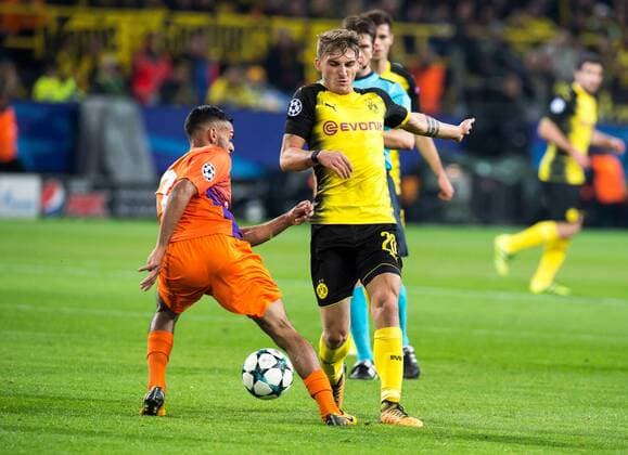 Fußball Champions League Saison 2017 2018 Rückspiel Borussia Dortmund APOEL Nikosia am 01 11 2017 im Signal Iduna Park in Dortmund Nordrhein Westfalen Dortmunds Maximilian Philipp kämpft um den Ball Copyright: xKirchner DavidxInderliedx