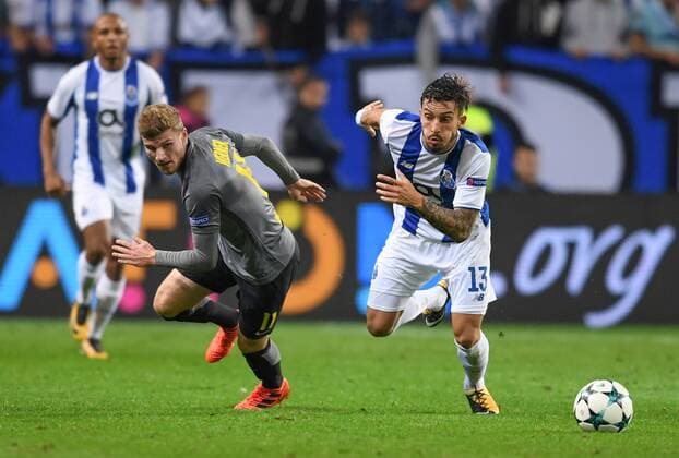 FUSSBALL CHAMPIONS LEAGUE SAISON 2017 2018 GRUPPENPHASE FC Porto - RB Leipzig 01.11.2017 Timo Werner (li, RB Leipzig) gegen Alex Telles (re, FC Porto) Porto