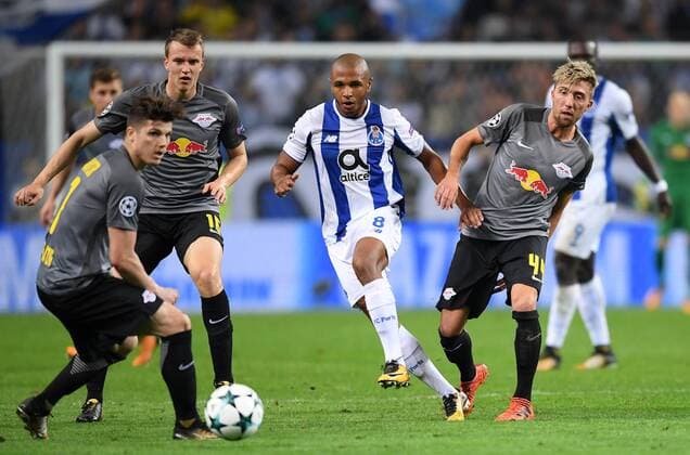 FUSSBALL CHAMPIONS LEAGUE SAISON 2017 2018 GRUPPENPHASE FC Porto - RB Leipzig 01.11.2017 Marcel Sabitzer, Lukas Klostermann und Kevin Kampl (v.l., alle RB Leipzig) gegen Yacine Brahimi (Mitte, FC Porto) Porto