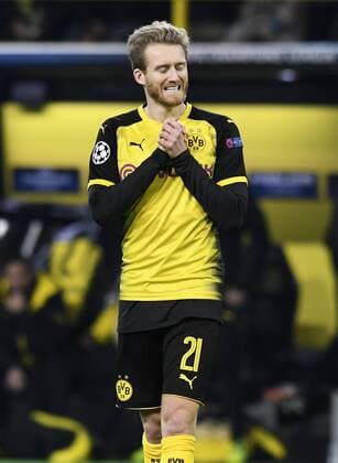 Fussball, UEFA Champions League, Herren, Saison 2017 2018, Gruppe H, 4. Spieltag, Signal Iduna Park Dortmund, Bor. Dortmund (gelb) - APOEL Nikosia (orange) 1:1; Andre Schürrle (BVB) enttäuscht nach vergebener Torchance. Enttäuschung, Frust, Aktion, Einzelbild.