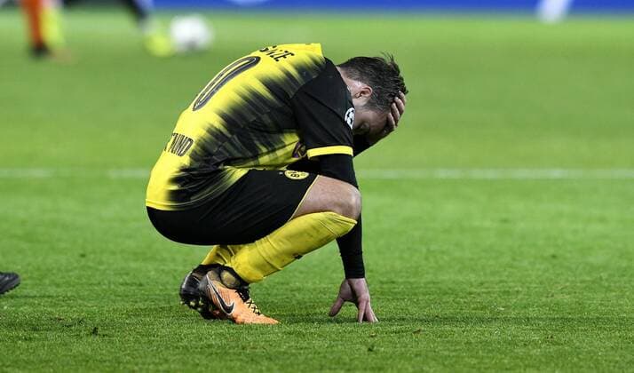 Themen der Woche - SPORT Bilder des Tages - SPORT Fussball, UEFA Champions League, Herren, Saison 2017 2018, Gruppe H, 4. Spieltag, Signal Iduna Park Dortmund, Bor. Dortmund (gelb) - APOEL Nikosia (orange) 1:1; Mario Götze (BVB) enttäuscht nach Spielende. Enttäuschung, Frust, Aktion, Einzelbild.