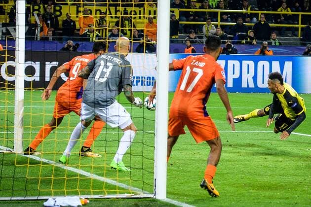 Kopfball von Pierre-Emerick Aubameyang (Borussia Dortmund 17) wird auf der Linie von Igor de Camargo (Apoel FC 9) geklaert mit Nauzet (Apoel FC 13) beim Champions League Spiel zwischen Borussia Dortmund und Apoel FC am 01.11.2017, Dortmund Copyright: xSchuelerx xEibnerx-xPressefotox EP_EER