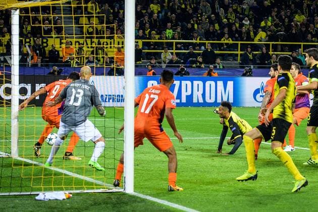 Kopfball von Pierre-Emerick Aubameyang (Borussia Dortmund 17) wird auf der Linie von Igor de Camargo (Apoel FC 9) geklaert mit Nauzet (Apoel FC 13) beim Champions League Spiel zwischen Borussia Dortmund und Apoel FC am 01.11.2017, Dortmund Copyright: xSchuelerx xEibnerx-xPressefotox EP_EER