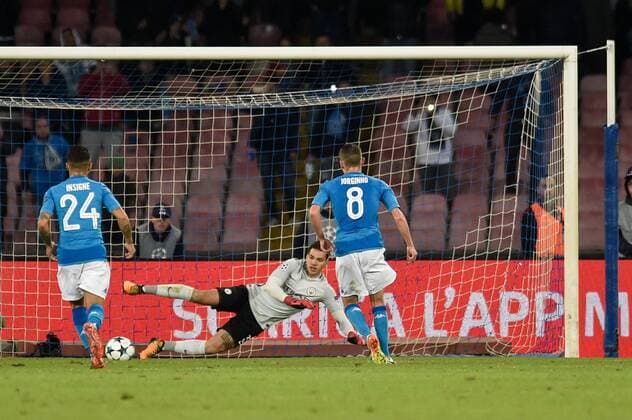 Bilder des Tages - SPORT Jorginho of Napoli scores second goal with a penalty kick during the UEFA Champions League group F match between Napoli and Manchester City at Stadio San Paolo, Naples, Italy on 1 November 2017. Copyright: xGiuseppexMaffiax 17480067