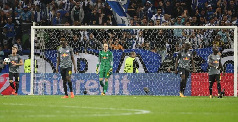 FC Porto - RB Leipzig Fussball Champions League Porto, 01.11.2017, Estadio do Dragao, Fussball, UEFA Champions League, Gruppe G, 4. Spieltag. FC Porto vs. RB Leipzig , Im Bild: Enttäuschte Leipziger nach dem 2:1 Gegentor. ,