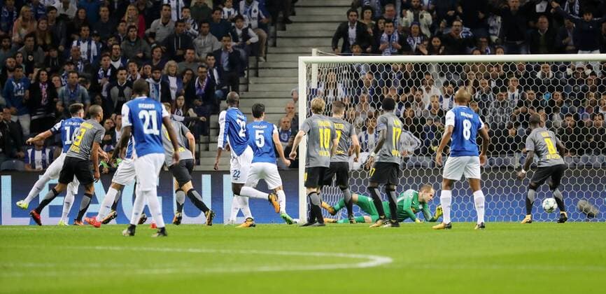 FC Porto - RB Leipzig Fussball Champions League Porto, 01.11.2017, Estadio do Dragao, Fussball, UEFA Champions League, Gruppe G, 4. Spieltag. FC Porto vs. RB Leipzig , Im Bild: Tor für Porto. Hector Herrera (li., 16, Porto) trifft gegen Torwart Peter Gulacsi (32, Leipzig) zum 1:0. ,
