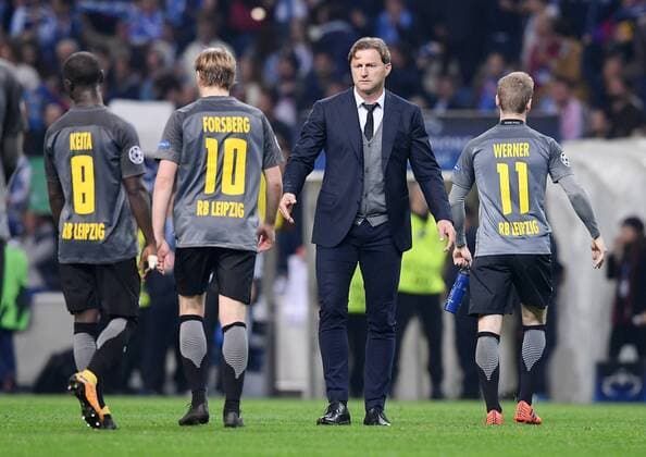 Themen der Woche - SPORT FUSSBALL CHAMPIONS LEAGUE SAISON 2017 2018 GRUPPENPHASE FC Porto - RB Leipzig 01.11.2017 Enttaeuschung RB Leipzig; Naby Deco Keita, Emil Forsberg, Trainer Ralph Hasenhuettl und Timo Werner (v.li.) Porto