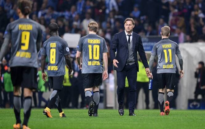 FUSSBALL CHAMPIONS LEAGUE SAISON 2017 2018 GRUPPENPHASE FC Porto - RB Leipzig 01.11.2017 Enttaeuschung RB Leipzig; Yussuf Poulsen, Naby Deco Keita, Emil Forsberg, Trainer Ralph Hasenhuettl und Timo Werner (v.li.) Porto