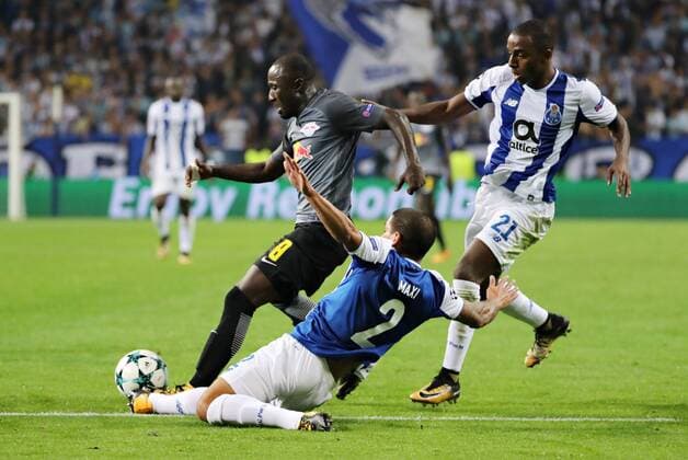 Bilder des Tages - SPORT FC Porto - RB Leipzig Fussball Champions League Porto, 01.11.2017, Estadio do Dragao, Fussball, UEFA Champions League, Gruppe G, 4. Spieltag. FC Porto vs. RB Leipzig , Im Bild: Naby Keita (8, Leipzig), Maxi Pereira (2, Porto) und Ricardo Pereira (21, Porto). ,